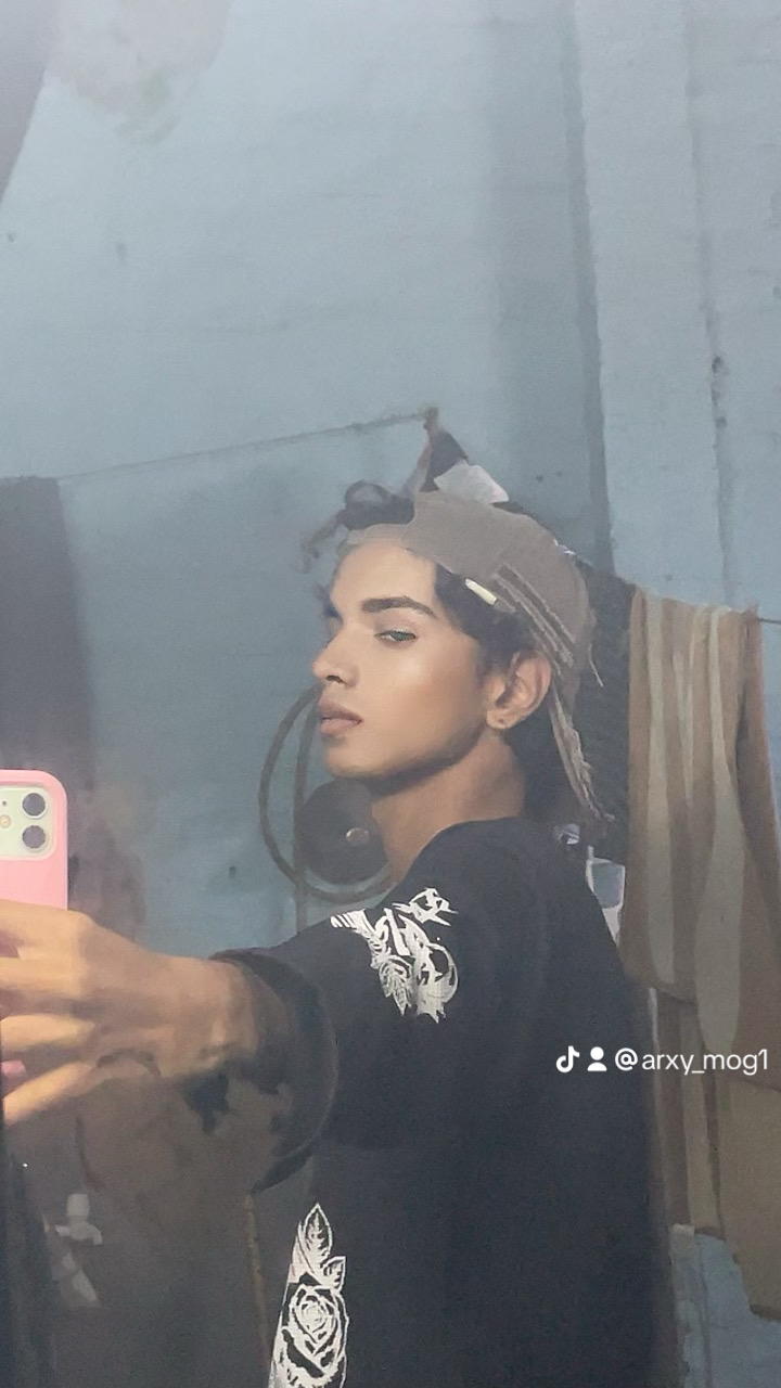 A K S H A Y ๐จ โ side facing
